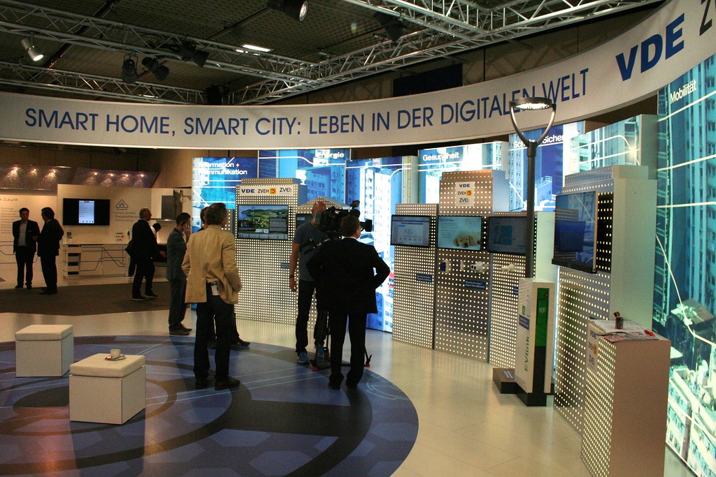 Techniker von VoltHeim programmiert eine KNX-Steuerung am Wandtaster